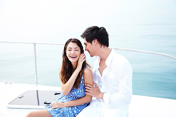 포토 JPG 주간 서양인 외국인 해외기획촬영 라이프스타일 커플 여자 2011년태국 남자 행복 여유 바다 여행 포즈 요트 모션 휴가 휴식 사랑 미소 웃음 사람 앉기 상반신 20대 성인 야외 두명 라이프 여름 여름휴가 바캉스 자유 크루즈 즐거움 선박 청년만 성인만 국내포토 자연요소 계절 감정 컨셉 수상교통 배_교통 관계 표정 인종 청년 생활 파일형식 여름_계절