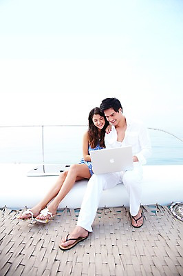 포토 JPG 주간 전신 서양인 외국인 해외기획촬영 라이프스타일 커플 여자 2011년태국 남자 행복 여유 바다 여행 포즈 요트 모션 휴가 휴식 슬리퍼 사랑 미소 웃음 들기 사람 앉기 20대 성인 야외 두명 라이프 여름 여름휴가 바캉스 노트북 컴퓨터 자유 샌들 크루즈 즐거움 선박 청년만 성인만 국내포토 자연요소 계절 감정 신발 컨셉 수상교통 배_교통 관계 표정 인종 청년 생활 전자제품 파일형식 여름_계절