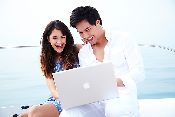 포토 JPG 주간 서양인 외국인 해외기획촬영 라이프스타일 커플 여자 2011년태국 남자 행복 여유 바다 여행 포즈 요트 모션 휴가 휴식 사랑 미소 웃음 들기 사람 앉기 상반신 20대 성인 야외 두명 라이프 여름 여름휴가 바캉스 노트북 컴퓨터 자유 크루즈 즐거움 선박 청년만 성인만 국내포토 자연요소 계절 감정 컨셉 수상교통 배_교통 관계 표정 인종 청년 생활 전자제품 파일형식 여름_계절