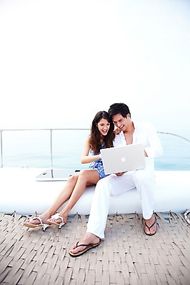 포토 JPG 주간 전신 서양인 외국인 해외기획촬영 라이프스타일 커플 여자 2011년태국 남자 행복 여유 바다 여행 포즈 요트 모션 휴가 휴식 슬리퍼 사랑 미소 웃음 들기 사람 앉기 20대 성인 야외 두명 라이프 여름 여름휴가 바캉스 노트북 컴퓨터 자유 샌들 크루즈 즐거움 선박 청년만 성인만 국내포토 자연요소 계절 감정 신발 컨셉 수상교통 배_교통 관계 표정 인종 청년 생활 전자제품 파일형식 여름_계절