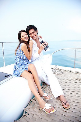포토 JPG 주간 전신 서양인 외국인 해외기획촬영 라이프스타일 커플 여자 2011년태국 남자 행복 여유 바다 여행 포즈 요트 모션 휴가 휴식 슬리퍼 사랑 미소 웃음 들기 사람 앉기 20대 성인 야외 두명 라이프 여름 여름휴가 바캉스 망원경 자유 관찰 샌들 크루즈 즐거움 선박 청년만 성인만 국내포토 자연요소 계절 감정 신발 컨셉 수상교통 배_교통 관계 표정 인종 청년 생활 파일형식 여름_계절