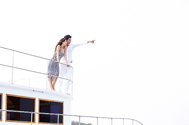 포토 JPG 주간 전신 서양인 외국인 해외기획촬영 라이프스타일 커플 여자 2011년태국 남자 행복 여유 바다 여행 포즈 요트 난간 안기 모션 휴가 휴식 사랑 서기 미소 웃음 사람 손짓 20대 성인 야외 두명 라이프 여름 여름휴가 바캉스 자유 가리킴 크루즈 즐거움 선박 청년만 성인만 국내포토 자연요소 계절 감정 컨셉 수상교통 배_교통 관계 표정 인종 청년 생활 파일형식 여름_계절