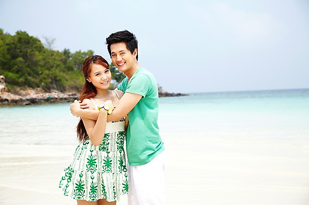 포토 JPG 주간 외국인 나무 식물 해외기획촬영 라이프스타일 커플 여자 2011년태국 남자 행복 바다 여행 포즈 안기 모션 휴가 휴식 사랑 서기 미소 웃음 사람 동양인 20대 성인 해변 야외 두명 라이프 여름 여름휴가 바캉스 모래사장 즐거움 청년만 성인만 국내포토 자연요소 계절 감정 컨셉 관계 표정 인종 청년 생활 파일형식 여름_계절