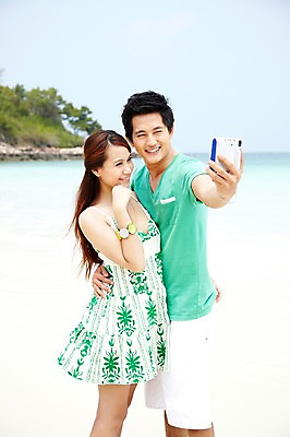 포토 JPG 주간 외국인 나무 식물 해외기획촬영 라이프스타일 커플 여자 2011년태국 남자 행복 여유 바다 여행 포즈 모션 휴가 휴식 사랑 서기 미소 웃음 들기 사람 동양인 상반신 20대 성인 해변 야외 두명 라이프 여름 여름휴가 바캉스 모래사장 카메라 사진촬영 셀프카메라 즐거움 폴라로이드 청년만 성인만 국내포토 자연요소 계절 감정 컨셉 관계 표정 인종 청년 생활 전자제품 촬영 파일형식 여름_계절