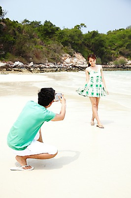 포토 JPG 주간 전신 외국인 나무 식물 해외기획촬영 라이프스타일 커플 여자 2011년태국 남자 행복 여유 바다 여행 포즈 모션 휴가 휴식 사랑 서기 미소 웃음 들기 사람 앉기 동양인 20대 성인 해변 야외 두명 라이프 여름 여름휴가 바캉스 모래사장 카메라 사진촬영 즐거움 폴라로이드 청년만 성인만 국내포토 자연요소 계절 감정 컨셉 관계 표정 인종 청년 생활 전자제품 촬영 파일형식 여름_계절