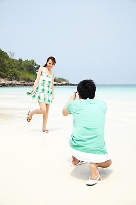 포토 JPG 주간 전신 외국인 나무 식물 해외기획촬영 라이프스타일 커플 여자 2011년태국 남자 행복 바다 여행 포즈 모션 휴가 휴식 사랑 서기 미소 웃음 들기 사람 앉기 동양인 20대 성인 해변 야외 두명 라이프 여름 여름휴가 바캉스 모래사장 카메라 사진촬영 즐거움 폴라로이드 청년만 성인만 국내포토 자연요소 계절 감정 컨셉 관계 표정 인종 청년 생활 전자제품 촬영 파일형식 여름_계절