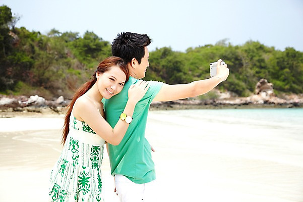 포토 JPG 주간 외국인 나무 식물 해외기획촬영 라이프스타일 커플 여자 2011년태국 남자 행복 여유 바다 여행 포즈 모션 휴가 휴식 사랑 서기 미소 웃음 들기 사람 동양인 상반신 20대 성인 해변 야외 두명 라이프 여름 여름휴가 바캉스 모래사장 카메라 사진촬영 셀프카메라 즐거움 폴라로이드 청년만 성인만 국내포토 자연요소 계절 감정 컨셉 관계 표정 인종 청년 생활 전자제품 촬영 파일형식 여름_계절