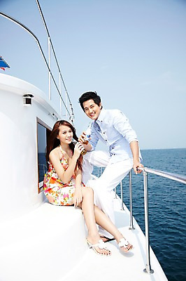 포토 JPG 주간 전신 외국인 해외기획촬영 라이프스타일 커플 여자 2011년태국 남자 행복 여유 바다 여행 포즈 요트 난간 모션 휴가 휴식 슬리퍼 맥주 주류 병맥주 사랑 미소 웃음 들기 사람 앉기 동양인 20대 성인 야외 두명 라이프 여름 여름휴가 바캉스 자유 병 샌들 크루즈 즐거움 선박 청년만 성인만 국내포토 자연요소 식기 계절 감정 음료 신발 컨셉 수상교통 배_교통 관계 표정 인종 청년 생활 파일형식 여름_계절