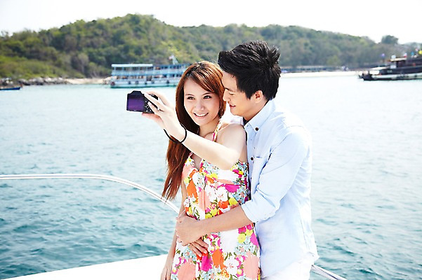 포토 JPG 주간 외국인 해외기획촬영 라이프스타일 커플 여자 2011년태국 남자 행복 바다 여행 포즈 요트 안기 모션 휴가 휴식 사랑 서기 미소 웃음 들기 사람 동양인 상반신 20대 성인 야외 두명 라이프 여름 여름휴가 바캉스 카메라 사진촬영 크루즈 셀프카메라 즐거움 선박 청년만 성인만 국내포토 자연요소 계절 감정 컨셉 수상교통 배_교통 관계 표정 인종 청년 생활 전자제품 촬영 파일형식 여름_계절