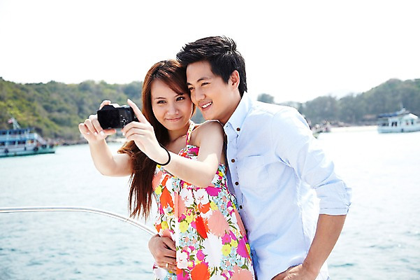 포토 JPG 주간 외국인 해외기획촬영 라이프스타일 커플 여자 2011년태국 남자 행복 여유 바다 여행 포즈 요트 모션 휴가 휴식 사랑 서기 미소 웃음 들기 사람 동양인 상반신 20대 성인 야외 두명 라이프 여름 여름휴가 바캉스 카메라 사진촬영 자유 크루즈 셀프카메라 즐거움 선박 청년만 성인만 국내포토 자연요소 계절 감정 컨셉 수상교통 배_교통 관계 표정 인종 청년 생활 전자제품 촬영 파일형식 여름_계절