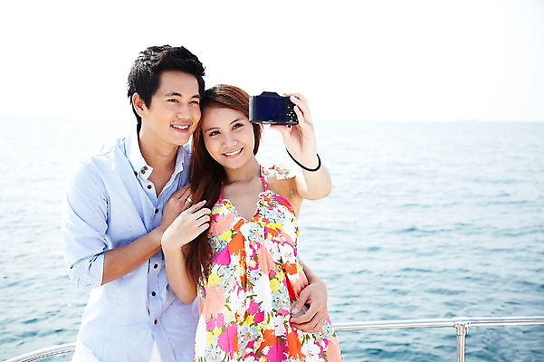포토 JPG 주간 외국인 해외기획촬영 라이프스타일 커플 여자 2011년태국 남자 행복 여유 바다 여행 포즈 요트 안기 모션 휴가 휴식 사랑 서기 미소 웃음 들기 사람 동양인 상반신 20대 성인 야외 두명 라이프 여름 여름휴가 바캉스 카메라 사진촬영 자유 크루즈 셀프카메라 즐거움 선박 청년만 성인만 국내포토 자연요소 계절 감정 컨셉 수상교통 배_교통 관계 표정 인종 청년 생활 전자제품 촬영 파일형식 여름_계절