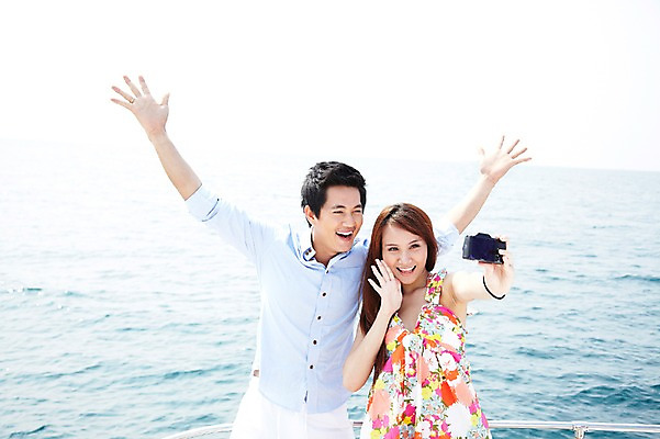 포토 JPG 주간 외국인 해외기획촬영 라이프스타일 커플 여자 2011년태국 남자 행복 여유 바다 여행 포즈 요트 모션 팔벌리기 휴가 휴식 사랑 서기 미소 웃음 들기 사람 동양인 상반신 20대 성인 야외 두명 라이프 여름 여름휴가 바캉스 카메라 사진촬영 자유 크루즈 셀프카메라 즐거움 선박 청년만 성인만 국내포토 자연요소 계절 감정 컨셉 수상교통 배_교통 관계 표정 인종 청년 생활 전자제품 촬영 파일형식 여름_계절