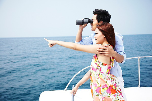 포토 JPG 주간 외국인 해외기획촬영 라이프스타일 커플 여자 2011년태국 남자 행복 여유 바다 여행 포즈 요트 안기 모션 휴가 휴식 사랑 서기 미소 웃음 들기 사람 동양인 손짓 상반신 20대 성인 야외 두명 라이프 여름 여름휴가 바캉스 망원경 자유 가리킴 관찰 크루즈 즐거움 선박 청년만 성인만 국내포토 자연요소 계절 감정 컨셉 수상교통 배_교통 관계 표정 인종 청년 생활 파일형식 여름_계절