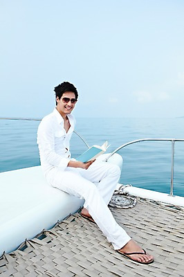 포토 JPG 주간 전신 서양인 외국인 해외기획촬영 라이프스타일 2011년태국 남자 행복 여유 바다 여행 포즈 요트 모션 휴가 휴식 슬리퍼 한명 미소 웃음 사람 앉기 20대 성인 야외 라이프 책 여름 여름휴가 바캉스 선글라스 독서 자유 크루즈 즐거움 한권 선박 남자만 남자한명만 성인남자만 청년만 청년남자만 청년남자한명만 성인한명만 성인남자한명만 성인만 국내포토 자연요소 1 계절 감정 안경 신발 컨셉 수상교통 배_교통 표정 인종 청년 생활 파일형식 여름_계절