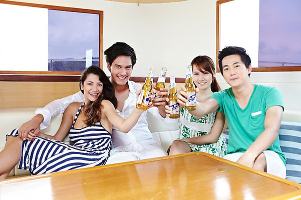 포토 JPG 주간 서양인 외국인 해외기획촬영 라이프스타일 커플 여자 2011년태국 남자 행복 여유 바다 여행 포즈 요트 모션 휴가 휴식 맥주 주류 병맥주 실내 미소 웃음 들기 사람 앉기 동양인 여러명 상반신 20대 성인 라이프 여름 여름휴가 바캉스 자유 병 크루즈 즐거움 건배 선박 청년만 성인만 국내포토 자연요소 식기 계절 감정 음료 다수 컨셉 수상교통 배_교통 관계 표정 인종 청년 내부 생활 파일형식 여름_계절
