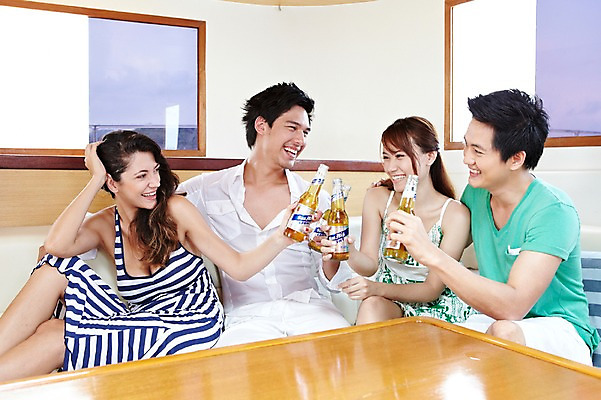 포토 JPG 주간 서양인 외국인 해외기획촬영 라이프스타일 커플 여자 2011년태국 남자 행복 여유 바다 여행 포즈 요트 모션 휴가 휴식 맥주 주류 병맥주 실내 미소 웃음 들기 사람 앉기 동양인 여러명 상반신 20대 성인 라이프 여름 여름휴가 바캉스 자유 병 크루즈 즐거움 건배 선박 청년만 성인만 국내포토 자연요소 식기 계절 감정 음료 다수 컨셉 수상교통 배_교통 관계 표정 인종 청년 내부 생활 파일형식 여름_계절