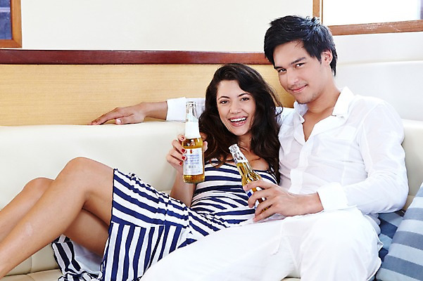 포토 JPG 주간 서양인 외국인 해외기획촬영 라이프스타일 커플 여자 2011년태국 남자 행복 여유 바다 여행 포즈 요트 안기 모션 휴가 휴식 맥주 주류 병맥주 실내 사랑 미소 웃음 들기 사람 앉기 상반신 20대 성인 두명 라이프 여름 여름휴가 바캉스 자유 병 크루즈 즐거움 선박 청년만 성인만 국내포토 자연요소 식기 계절 감정 음료 컨셉 수상교통 배_교통 관계 표정 인종 청년 내부 생활 파일형식 여름_계절