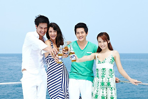 포토 JPG 주간 서양인 외국인 해외기획촬영 라이프스타일 커플 여자 2011년태국 남자 행복 여유 바다 여행 포즈 요트 난간 모션 휴가 휴식 맥주 주류 병맥주 서기 미소 웃음 들기 사람 동양인 여러명 상반신 20대 성인 야외 라이프 여름 여름휴가 바캉스 자유 병 크루즈 즐거움 건배 선박 청년만 성인만 국내포토 자연요소 식기 계절 감정 음료 다수 컨셉 수상교통 배_교통 관계 표정 인종 청년 생활 파일형식 여름_계절