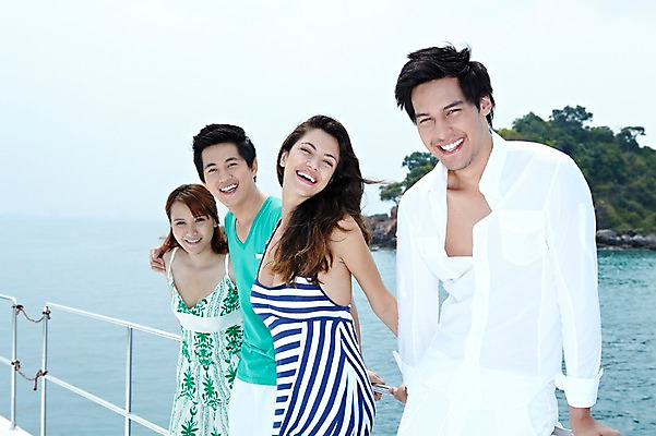 포토 JPG 주간 서양인 외국인 해외기획촬영 라이프스타일 커플 여자 2011년태국 남자 행복 여유 바다 여행 포즈 요트 난간 모션 휴가 휴식 서기 미소 웃음 사람 동양인 여러명 상반신 20대 성인 야외 라이프 여름 여름휴가 바캉스 자유 크루즈 즐거움 선박 청년만 성인만 국내포토 자연요소 계절 감정 다수 컨셉 수상교통 배_교통 관계 표정 인종 청년 생활 파일형식 여름_계절