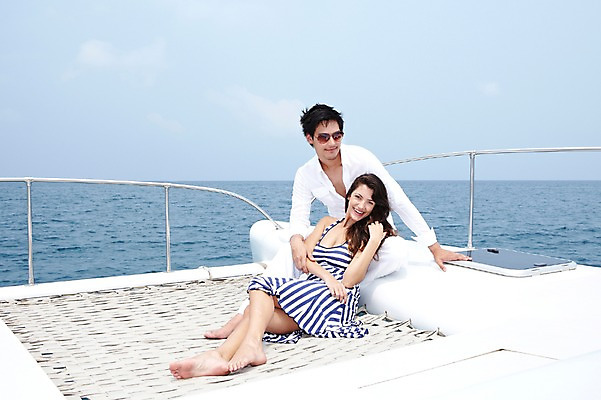 포토 JPG 주간 전신 서양인 외국인 해외기획촬영 라이프스타일 커플 여자 2011년태국 남자 행복 바다 여행 포즈 요트 모션 휴가 휴식 사랑 미소 웃음 사람 앉기 20대 성인 야외 두명 라이프 여름 여름휴가 바캉스 선글라스 크루즈 즐거움 선박 청년만 성인만 국내포토 자연요소 계절 감정 안경 컨셉 수상교통 배_교통 관계 표정 인종 청년 생활 파일형식 여름_계절