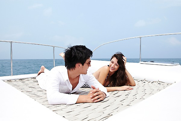 포토 JPG 주간 전신 서양인 외국인 해외기획촬영 라이프스타일 커플 여자 2011년태국 남자 행복 여유 엎드리기 바다 여행 포즈 요트 모션 휴가 휴식 사랑 미소 웃음 사람 20대 성인 야외 두명 라이프 여름 여름휴가 바캉스 선글라스 눕기 자유 크루즈 즐거움 선박 청년만 성인만 국내포토 자연요소 계절 감정 안경 컨셉 수상교통 배_교통 관계 표정 인종 청년 생활 파일형식 여름_계절