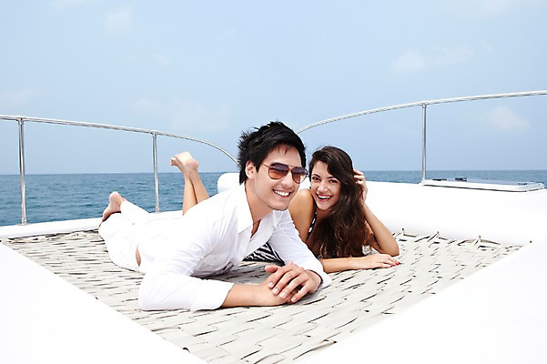 포토 JPG 주간 전신 서양인 외국인 해외기획촬영 라이프스타일 커플 여자 2011년태국 남자 행복 여유 엎드리기 바다 여행 포즈 요트 모션 휴가 휴식 사랑 미소 웃음 사람 20대 성인 야외 두명 라이프 여름 여름휴가 바캉스 선글라스 눕기 자유 크루즈 즐거움 선박 청년만 성인만 국내포토 자연요소 계절 감정 안경 컨셉 수상교통 배_교통 관계 표정 인종 청년 생활 파일형식 여름_계절