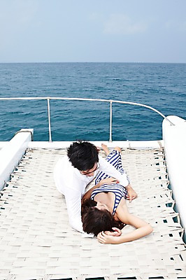 포토 JPG 주간 전신 서양인 외국인 해외기획촬영 라이프스타일 커플 여자 2011년태국 남자 행복 여유 엎드리기 바다 여행 포즈 요트 안기 모션 휴가 휴식 사랑 미소 웃음 사람 20대 성인 야외 두명 라이프 여름 여름휴가 바캉스 선글라스 눕기 자유 크루즈 즐거움 선박 청년만 성인만 국내포토 자연요소 계절 감정 안경 컨셉 수상교통 배_교통 관계 표정 인종 청년 생활 파일형식 여름_계절