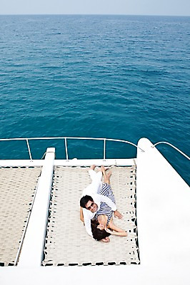 포토 JPG 주간 전신 서양인 외국인 해외기획촬영 라이프스타일 커플 여자 2011년태국 남자 행복 여유 엎드리기 바다 여행 포즈 요트 안기 모션 휴가 휴식 사랑 미소 웃음 사람 20대 성인 야외 두명 라이프 여름 여름휴가 바캉스 하이앵글 선글라스 눕기 자유 크루즈 즐거움 선박 청년만 성인만 국내포토 자연요소 계절 감정 안경 뷰포인트 컨셉 수상교통 배_교통 관계 표정 인종 청년 생활 파일형식 여름_계절