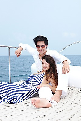 포토 JPG 주간 전신 서양인 외국인 해외기획촬영 라이프스타일 커플 여자 2011년태국 남자 행복 여유 바다 여행 포즈 요트 모션 휴가 휴식 사랑 미소 웃음 사람 앉기 상반신 20대 성인 야외 두명 라이프 여름 여름휴가 바캉스 선글라스 자유 크루즈 즐거움 선박 청년만 성인만 국내포토 자연요소 계절 감정 안경 컨셉 수상교통 배_교통 관계 표정 인종 청년 생활 파일형식 여름_계절