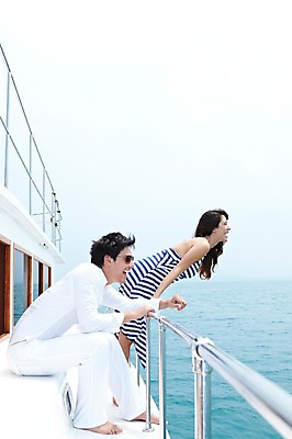 포토 JPG 주간 전신 서양인 외국인 해외기획촬영 라이프스타일 커플 여자 2011년태국 남자 행복 여유 바다 여행 포즈 요트 난간 모션 휴가 휴식 사랑 서기 미소 웃음 사람 앉기 20대 성인 야외 두명 라이프 여름 여름휴가 바캉스 선글라스 자유 크루즈 즐거움 선박 청년만 성인만 국내포토 자연요소 계절 감정 안경 컨셉 수상교통 배_교통 관계 표정 인종 청년 생활 파일형식 여름_계절