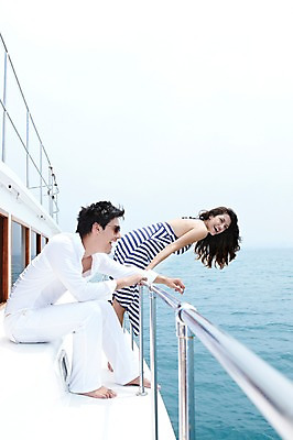 포토 JPG 주간 전신 서양인 외국인 해외기획촬영 라이프스타일 커플 여자 2011년태국 남자 행복 바다 여행 포즈 요트 모션 휴가 휴식 사랑 서기 미소 웃음 사람 앉기 20대 성인 야외 두명 라이프 여름 여름휴가 바캉스 선글라스 크루즈 즐거움 선박 청년만 성인만 국내포토 자연요소 계절 감정 안경 컨셉 수상교통 배_교통 관계 표정 인종 청년 생활 파일형식 여름_계절