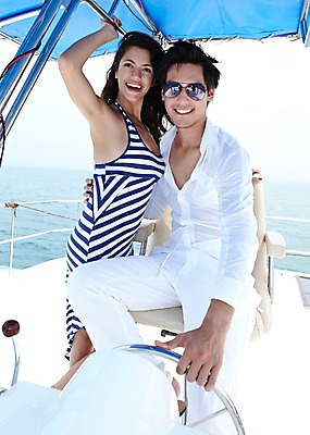 포토 JPG 주간 서양인 외국인 해외기획촬영 라이프스타일 커플 여자 2011년태국 남자 행복 여유 바다 여행 포즈 요트 안기 모션 휴가 휴식 사랑 서기 미소 웃음 사람 앉기 상반신 20대 성인 야외 두명 라이프 여름 여름휴가 바캉스 선글라스 자유 크루즈 핸들 즐거움 조정 선박 청년만 성인만 국내포토 자연요소 계절 감정 안경 컨셉 수상교통 배_교통 관계 표정 인종 청년 생활 수상스포츠 파일형식 여름_계절