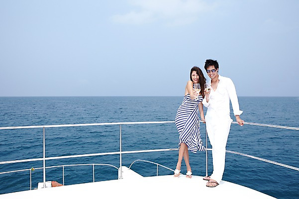 포토 JPG 주간 전신 서양인 외국인 해외기획촬영 라이프스타일 커플 여자 2011년태국 남자 행복 여유 바다 여행 포즈 요트 와인잔 술잔 난간 모션 휴가 휴식 잔 주류 사랑 서기 미소 웃음 사람 20대 성인 야외 두명 라이프 여름 여름휴가 바캉스 선글라스 와인 자유 크루즈 즐거움 선박 청년만 성인만 국내포토 자연요소 식기 계절 감정 안경 음료 컨셉 수상교통 배_교통 관계 표정 인종 청년 생활 파일형식 여름_계절