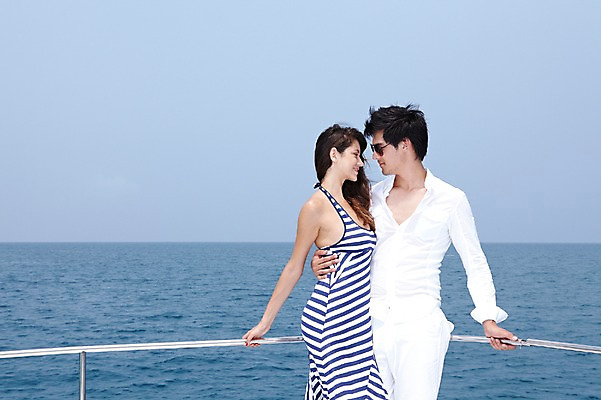포토 JPG 주간 서양인 외국인 해외기획촬영 라이프스타일 커플 여자 2011년태국 남자 행복 여유 바다 여행 포즈 요트 난간 안기 모션 휴가 휴식 사랑 서기 미소 웃음 사람 상반신 20대 성인 야외 두명 라이프 여름 여름휴가 바캉스 선글라스 자유 크루즈 즐거움 선박 청년만 성인만 국내포토 자연요소 계절 감정 안경 컨셉 수상교통 배_교통 관계 표정 인종 청년 생활 파일형식 여름_계절