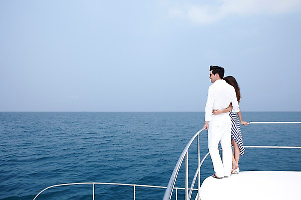 포토 JPG 주간 전신 서양인 외국인 해외기획촬영 라이프스타일 커플 여자 2011년태국 남자 행복 여유 바다 여행 포즈 요트 난간 안기 모션 휴가 휴식 사랑 서기 미소 웃음 사람 20대 성인 야외 두명 라이프 뒷모습 여름 여름휴가 바캉스 선글라스 자유 크루즈 즐거움 선박 청년만 성인만 국내포토 자연요소 계절 감정 안경 뷰포인트 컨셉 수상교통 배_교통 관계 표정 인종 청년 생활 파일형식 여름_계절