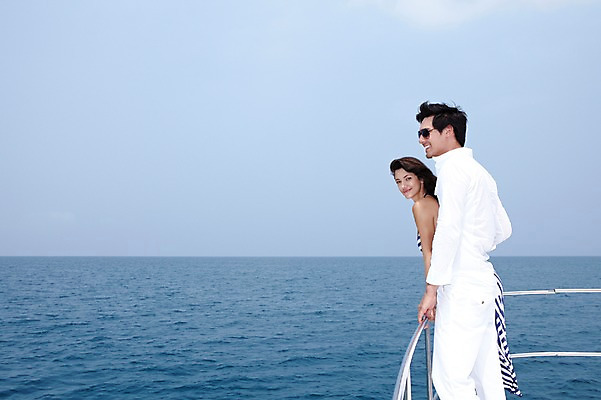 포토 JPG 주간 서양인 외국인 해외기획촬영 라이프스타일 커플 여자 2011년태국 남자 행복 바다 여행 포즈 요트 난간 안기 모션 휴가 휴식 사랑 서기 미소 웃음 사람 상반신 20대 성인 야외 두명 라이프 옆모습 여름 여름휴가 바캉스 선글라스 크루즈 즐거움 선박 청년만 성인만 국내포토 자연요소 계절 감정 안경 뷰포인트 컨셉 수상교통 배_교통 관계 표정 인종 청년 생활 파일형식 여름_계절