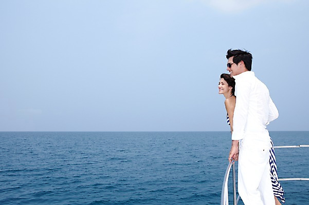 포토 JPG 주간 서양인 외국인 해외기획촬영 라이프스타일 커플 여자 2011년태국 남자 행복 여유 바다 여행 포즈 요트 난간 안기 모션 휴가 휴식 사랑 서기 미소 웃음 사람 상반신 20대 성인 야외 두명 라이프 옆모습 여름 여름휴가 바캉스 선글라스 자유 크루즈 즐거움 선박 청년만 성인만 국내포토 자연요소 계절 감정 안경 뷰포인트 컨셉 수상교통 배_교통 관계 표정 인종 청년 생활 파일형식 여름_계절
