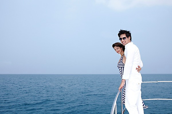 포토 JPG 주간 서양인 외국인 해외기획촬영 라이프스타일 커플 여자 2011년태국 남자 행복 여유 바다 여행 포즈 요트 난간 안기 모션 휴가 휴식 사랑 서기 미소 웃음 사람 상반신 20대 성인 야외 두명 라이프 여름 여름휴가 바캉스 선글라스 자유 크루즈 즐거움 선박 청년만 성인만 국내포토 자연요소 계절 감정 안경 컨셉 수상교통 배_교통 관계 표정 인종 청년 생활 파일형식 여름_계절
