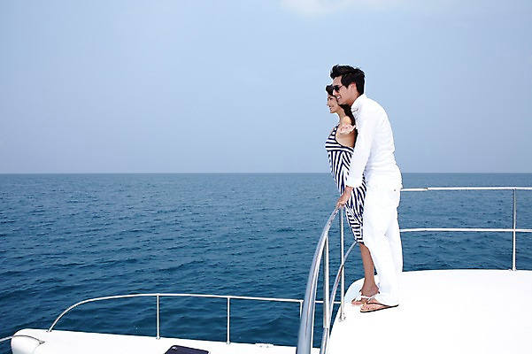 포토 JPG 주간 전신 서양인 외국인 해외기획촬영 라이프스타일 커플 여자 2011년태국 남자 행복 여유 바다 여행 포즈 요트 난간 안기 모션 팔벌리기 휴가 휴식 사랑 서기 미소 웃음 사람 20대 성인 야외 두명 라이프 옆모습 여름 여름휴가 바캉스 선글라스 자유 크루즈 즐거움 선박 청년만 성인만 국내포토 자연요소 계절 감정 안경 뷰포인트 컨셉 수상교통 배_교통 관계 표정 인종 청년 생활 파일형식 여름_계절