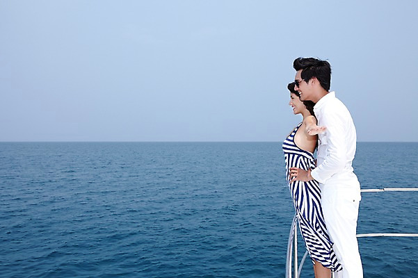 포토 JPG 주간 서양인 외국인 해외기획촬영 라이프스타일 커플 여자 2011년태국 남자 행복 여유 바다 여행 포즈 요트 난간 안기 모션 팔벌리기 휴가 휴식 사랑 서기 미소 웃음 사람 상반신 20대 성인 야외 두명 라이프 옆모습 여름 여름휴가 바캉스 선글라스 자유 크루즈 즐거움 선박 청년만 성인만 국내포토 자연요소 계절 감정 안경 뷰포인트 컨셉 수상교통 배_교통 관계 표정 인종 청년 생활 파일형식 여름_계절