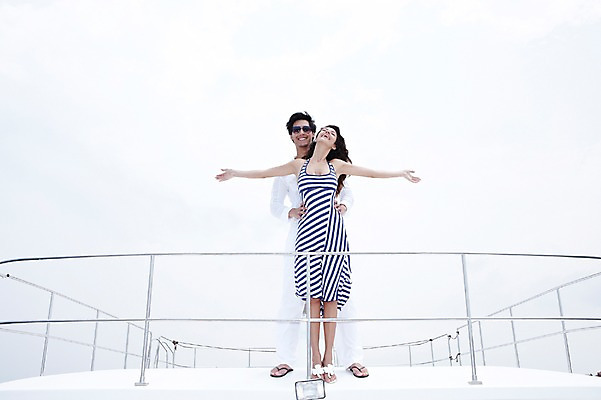 포토 JPG 주간 전신 서양인 외국인 해외기획촬영 라이프스타일 커플 여자 2011년태국 남자 행복 여유 바다 여행 포즈 요트 난간 안기 모션 팔벌리기 휴가 휴식 사랑 서기 미소 웃음 사람 20대 성인 야외 두명 라이프 여름 여름휴가 바캉스 선글라스 자유 크루즈 즐거움 선박 청년만 성인만 국내포토 자연요소 계절 감정 안경 컨셉 수상교통 배_교통 관계 표정 인종 청년 생활 파일형식 여름_계절