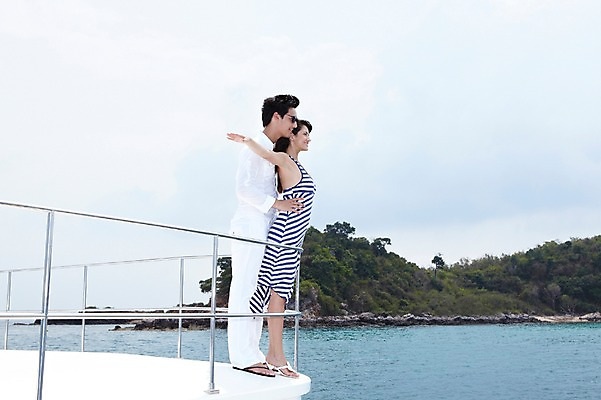 포토 JPG 주간 전신 서양인 외국인 나무 식물 해외기획촬영 라이프스타일 커플 여자 2011년태국 남자 행복 여유 바다 섬 여행 포즈 요트 난간 안기 모션 팔벌리기 휴가 휴식 사랑 서기 미소 웃음 사람 20대 성인 야외 두명 라이프 여름 여름휴가 바캉스 선글라스 자유 크루즈 즐거움 선박 청년만 성인만 국내포토 자연요소 계절 감정 안경 컨셉 수상교통 배_교통 관계 표정 인종 청년 생활 파일형식 여름_계절
