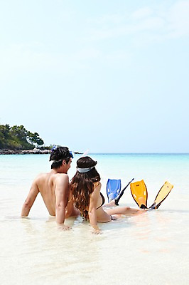 포토 JPG 주간 전신 서양인 외국인 나무 식물 해외기획촬영 라이프스타일 커플 여자 2011년태국 남자 수영복 행복 여유 바다 여행 포즈 모션 물놀이 레저 휴가 휴식 사랑 미소 웃음 사람 앉기 20대 성인 해변 야외 두명 라이프 뒷모습 여름 레포츠 여름휴가 바캉스 비키니 모래사장 놀이용품 수상스포츠 스노클링 호흡기관 물안경 오리발 즐거움 스노클링용품 청년만 성인만 국내포토 자연요소 옷 계절 감정 스포츠용품 스포츠 뷰포인트 컨셉 관계 놀이 표정 인종 청년 생활 장기_의학 오브젝트 수영용품 파일형식 여름_계절