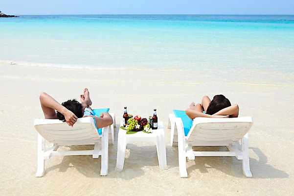 포토 JPG 주간 전신 서양인 외국인 해외기획촬영 라이프스타일 커플 여자 2011년태국 남자 수영복 꽃 바다 여행 포즈 과일 모션 포도 휴가 휴식 맥주 주류 병맥주 사랑 사람 20대 성인 해변 야외 두명 라이프 장식 여름 여름휴가 바캉스 비키니 모래사장 눕기 병 사과 청포도 선베드 캔맥주 청년만 성인만 국내포토 자연요소 식물 식기 옷 계절 감정 음료 컨셉 의자 관계 인종 청년 생활 캔 파일형식 여름_계절