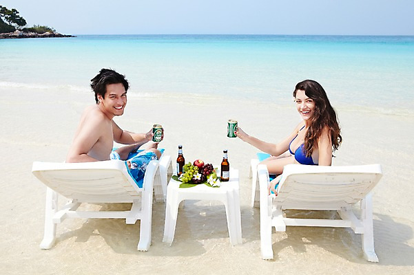 포토 JPG 주간 전신 서양인 외국인 나무 식물 해외기획촬영 라이프스타일 커플 여자 2011년태국 남자 수영복 꽃 행복 바다 여행 포즈 과일 모션 포도 휴가 휴식 맥주 주류 병맥주 사랑 미소 웃음 들기 사람 앉기 20대 성인 해변 야외 두명 라이프 장식 여름 여름휴가 바캉스 비키니 모래사장 뒤돌아보기 병 사과 즐거움 청포도 선베드 캔맥주 청년만 성인만 국내포토 자연요소 식기 옷 계절 감정 음료 컨셉 의자 관계 표정 인종 청년 생활 캔 파일형식 여름_계절