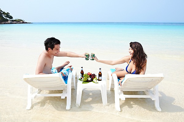 포토 JPG 주간 전신 서양인 외국인 나무 식물 해외기획촬영 라이프스타일 커플 여자 2011년태국 남자 수영복 꽃 행복 여유 바다 여행 포즈 과일 모션 포도 휴가 휴식 맥주 주류 병맥주 사랑 미소 웃음 들기 사람 앉기 20대 성인 해변 야외 두명 라이프 장식 여름 여름휴가 바캉스 비키니 모래사장 뒤돌아보기 병 사과 즐거움 청포도 건배 선베드 캔맥주 청년만 성인만 국내포토 자연요소 식기 옷 계절 감정 음료 컨셉 의자 관계 표정 인종 청년 생활 캔 파일형식 여름_계절