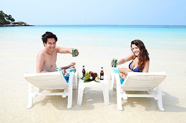 포토 JPG 주간 전신 서양인 외국인 나무 식물 해외기획촬영 라이프스타일 커플 여자 2011년태국 남자 수영복 꽃 행복 여유 바다 여행 포즈 과일 모션 포도 휴가 휴식 맥주 주류 병맥주 사랑 미소 웃음 들기 사람 앉기 20대 성인 해변 야외 두명 라이프 장식 여름 여름휴가 바캉스 비키니 모래사장 뒤돌아보기 병 사과 즐거움 청포도 선베드 캔맥주 청년만 성인만 국내포토 자연요소 식기 옷 계절 감정 음료 컨셉 의자 관계 표정 인종 청년 생활 캔 파일형식 여름_계절