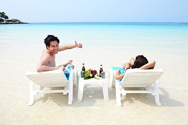 포토 JPG 주간 전신 서양인 외국인 나무 식물 해외기획촬영 라이프스타일 커플 여자 2011년태국 남자 수영복 꽃 행복 여유 바다 여행 포즈 과일 모션 포도 휴가 휴식 맥주 주류 병맥주 사랑 미소 웃음 사람 앉기 손짓 20대 성인 해변 야외 두명 라이프 장식 여름 여름휴가 바캉스 비키니 모래사장 엄지손가락 최고 뒤돌아보기 병 사과 즐거움 청포도 선베드 캔맥주 청년만 성인만 국내포토 자연요소 식기 옷 계절 감정 음료 컨셉 의자 손가락 관계 표정 인종 청년 생활 캔 파일형식 여름_계절