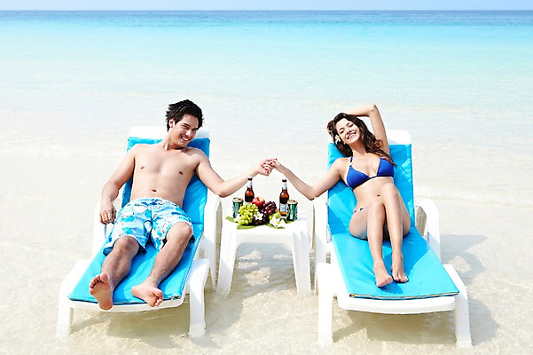 포토 JPG 주간 전신 서양인 외국인 해외기획촬영 라이프스타일 커플 여자 2011년태국 남자 수영복 꽃 행복 바다 여행 포즈 과일 모션 포도 휴가 휴식 맥주 주류 병맥주 사랑 미소 웃음 사람 20대 성인 해변 야외 두명 라이프 장식 여름 여름휴가 바캉스 하이앵글 비키니 모래사장 눕기 손잡기 병 사과 즐거움 청포도 선베드 캔맥주 청년만 성인만 국내포토 자연요소 식물 식기 옷 계절 감정 음료 뷰포인트 컨셉 의자 관계 표정 인종 청년 생활 캔 파일형식 여름_계절