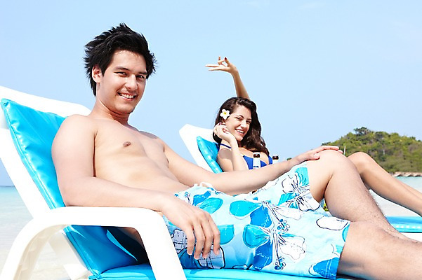 포토 JPG 주간 서양인 외국인 나무 식물 해외기획촬영 라이프스타일 커플 여자 2011년태국 남자 수영복 꽃 행복 바다 여행 포즈 모션 휴가 휴식 맥주 주류 병맥주 사랑 미소 웃음 사람 앉기 상반신 20대 성인 해변 야외 두명 라이프 장식 여름 여름휴가 바캉스 비키니 모래사장 병 즐거움 선베드 청년만 성인만 국내포토 자연요소 식기 옷 계절 감정 음료 컨셉 의자 관계 표정 인종 청년 생활 파일형식 여름_계절